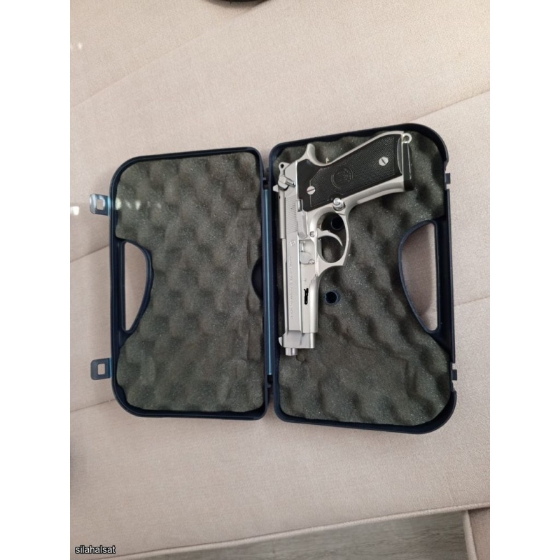 Emekli Polisten yıpranmamış bakımlı ve kaliteli kaplamalı orjinal kutusunda Beretta 15+1