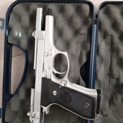 Emekli Polisten yıpranmamış bakımlı ve kaliteli kaplamalı orjinal kutusunda Beretta 15+1