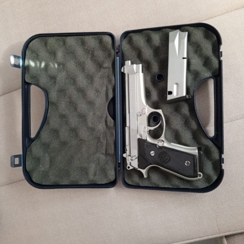 Emekli Polisten yıpranmamış bakımlı ve kaliteli kaplamalı orjinal kutusunda Beretta 15+1