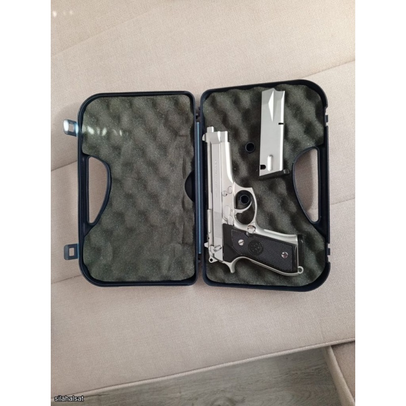 Emekli Polisten yıpranmamış bakımlı ve kaliteli kaplamalı orjinal kutusunda Beretta 15+1