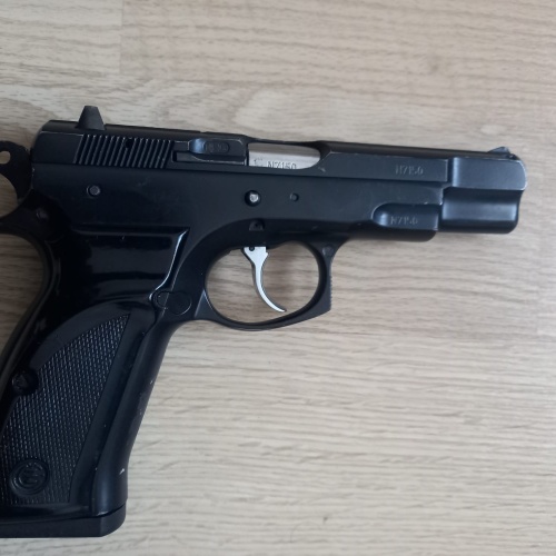 EMEKLİ KAMU GÖREVLİSİNDEN SIFIR AYARINDA 1993 MODEL ORJİNAL SİYAH CZ 75 B