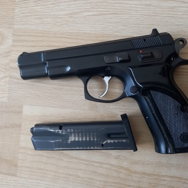 EMEKLİ KAMU GÖREVLİSİNDEN SIFIR AYARINDA 1993 MODEL ORJİNAL SİYAH CZ 75 B