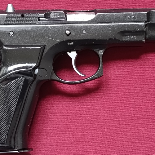 EMEKLİ EMNİYET GÖREVLİSİNDEN RUHSATLI SIFIR AYARINDA ÇOK AZ ATIŞ YAPILAN 1993 MODEL ORJİNAL SİYAH CZ