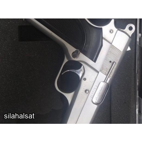 Ruhsatlı Browning tabanca. Ruhsat  eksiksiz. Çift şarjör.