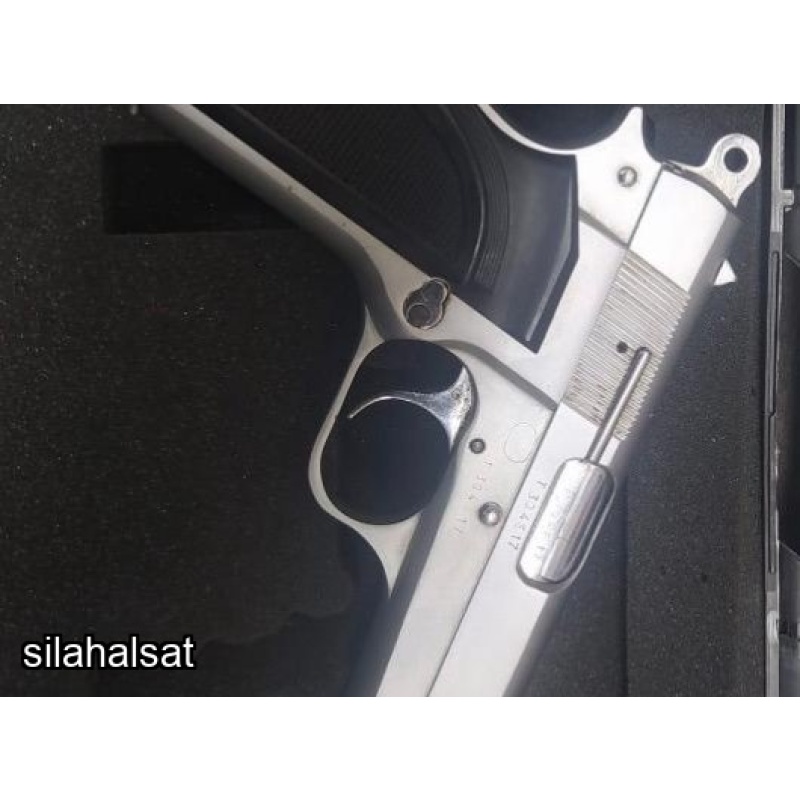 Ruhsatlı Browning tabanca. Ruhsat  eksiksiz. Çift şarjör.